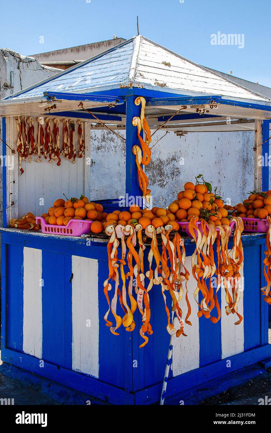 Un negozio di succo d'arancia sul porto di Essaouira, Marocco Foto Stock