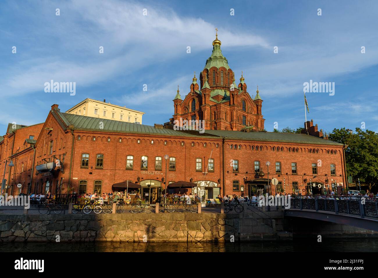 Cattedrale di Uspenski con Holiday Bar in primo piano, Helsinki, Finlandia  Foto stock - Alamy
