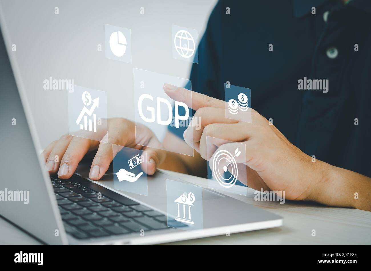 Man mano che utilizza il laptop per lavorare la tecnologia e business concept.GDP prodotto interno lordo icone e simboli schermo virtuale. Foto Stock