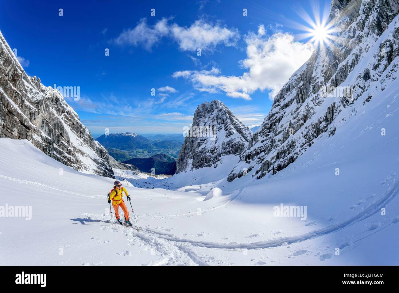La donna in giro per lo sci sale fino a Watchmannkar, Watchmannkar, terzo Watchmannkind, Alpi Berchtesgaden, Parco Nazionale Berchtesgaden, Baviera superiore, Baviera, Germania Foto Stock