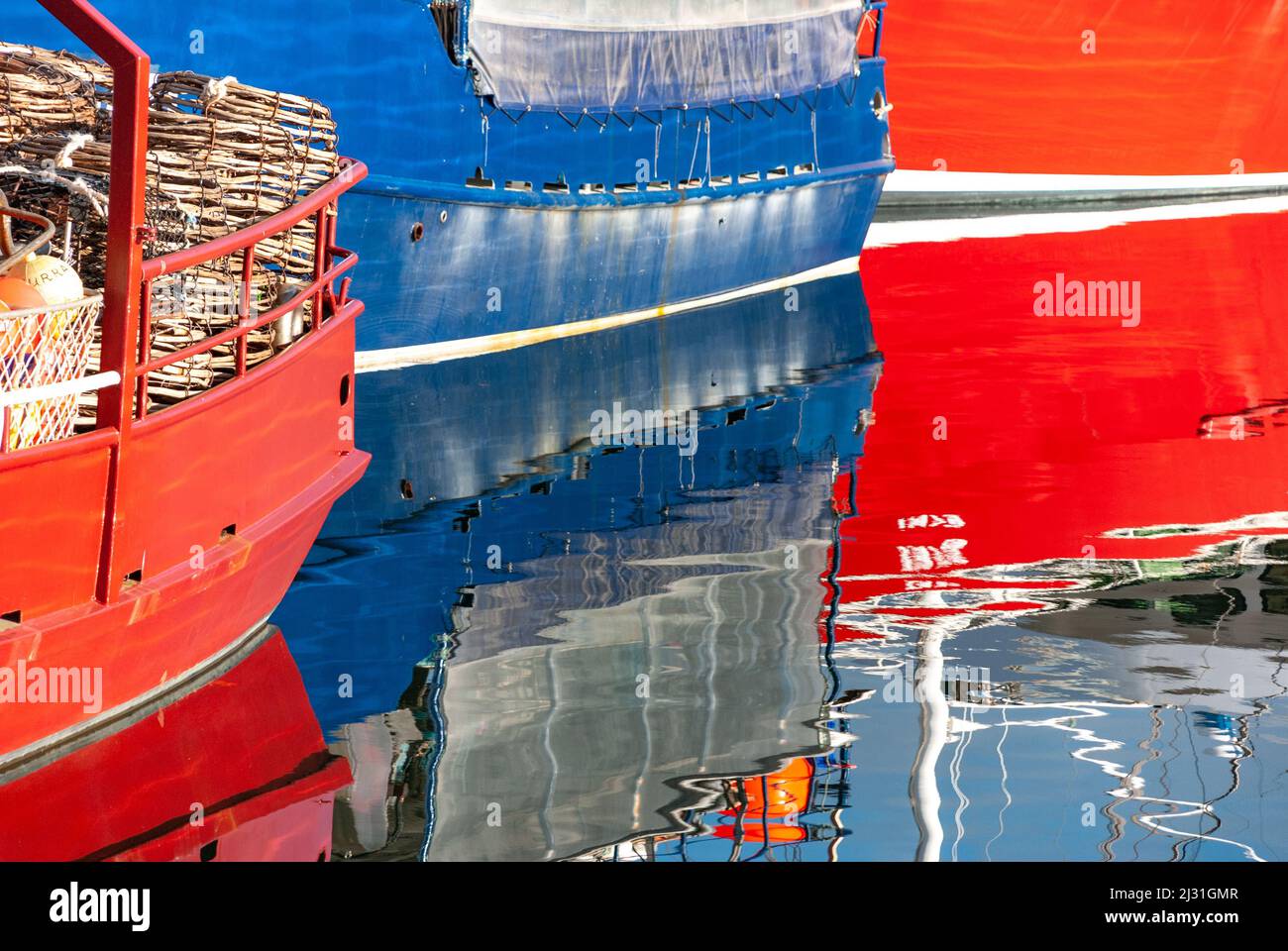 Riflesso di barche colorate in acqua, Halifax, Nuova Scozia, Canada Foto Stock