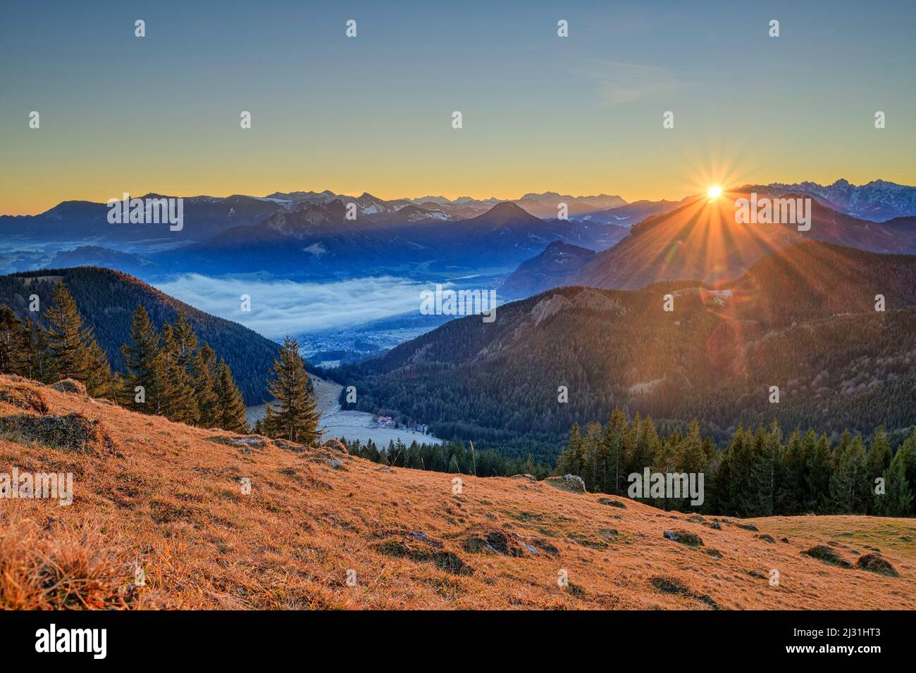 Sunrise Over Inn Valley, Alpi del Chiemgau, Loferer Steinberge e Kaiser Mountains, da Farrenpoint, Mangfall Mountains, Alpi bavaresi, alta Baviera, Baviera, Germania Foto Stock