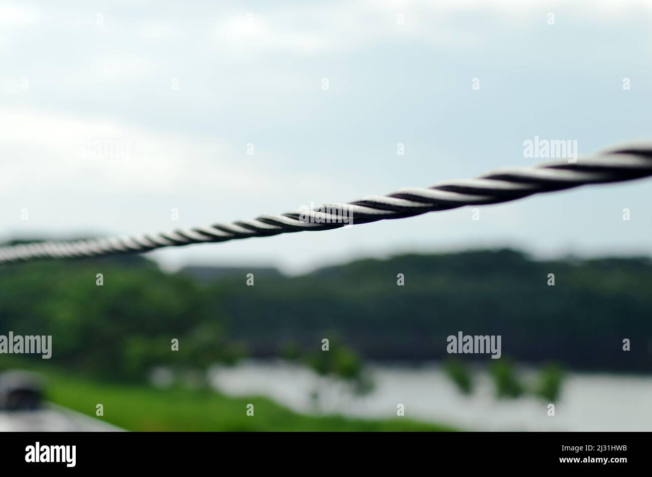 Fotografia all'aperto Foto di corda con filo di acciaio di hanging con sfondo sfocato Foto Stock