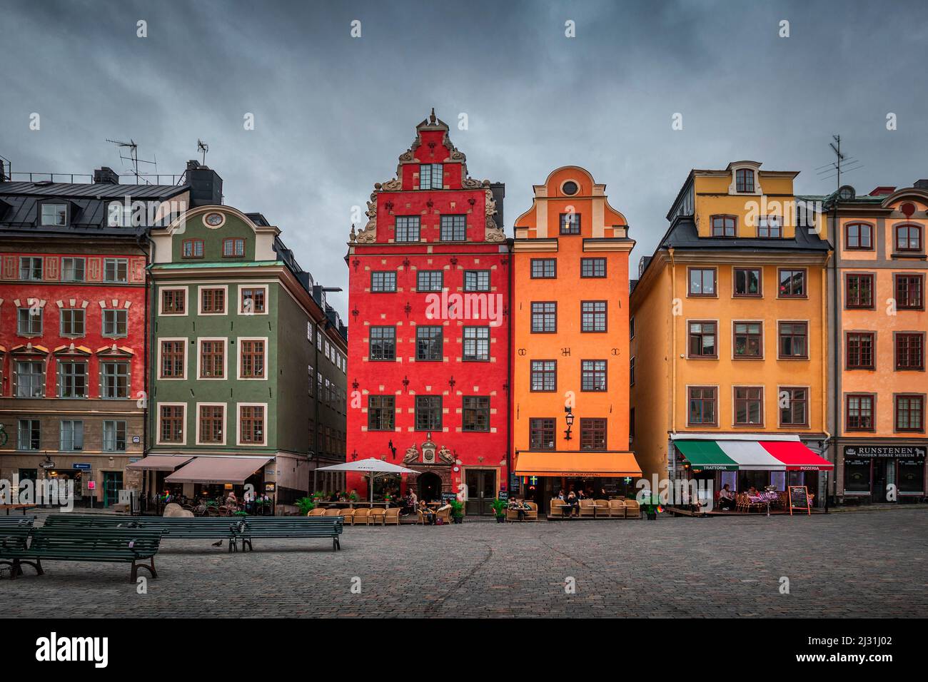 Facciate colorate di una vecchia casa in piazza Stortorget nel centro storico di Gamla Stan a Stoccolma in Svezia Foto Stock