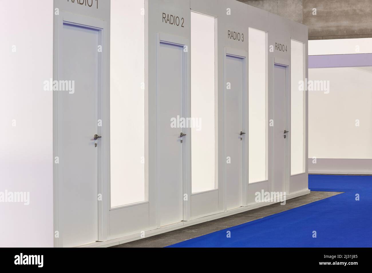 Cabine di radiodiffusione in un'area per conferenze stampa. Produzione di supporti Foto Stock