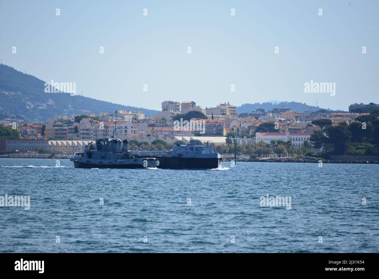 Nave militare trainata da un tiretto rade de Toulon Foto Stock