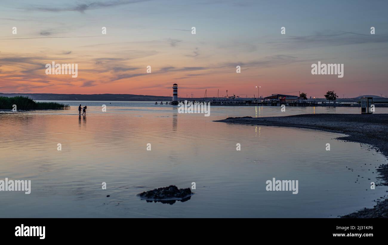 Tramonto a Podersdorf am Neusiedler See con vista sul faro di Podersdorf, Burgenland, Austria. Foto Stock