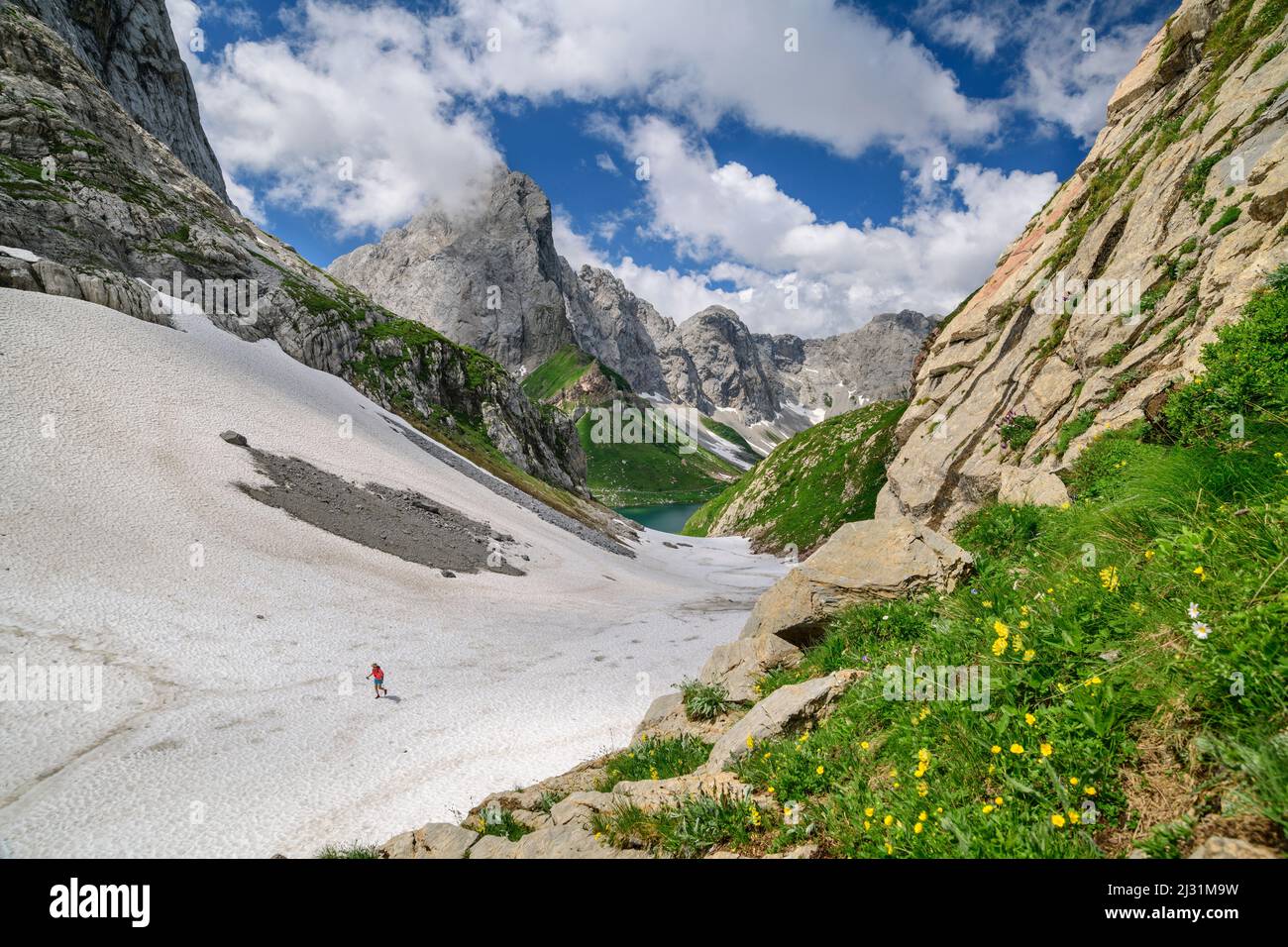 Chi ama le escursioni salirà sul campo di neve fino a Valentintörl, Valentintörl, Alpi Carniche, Carinzia, Austria Foto Stock