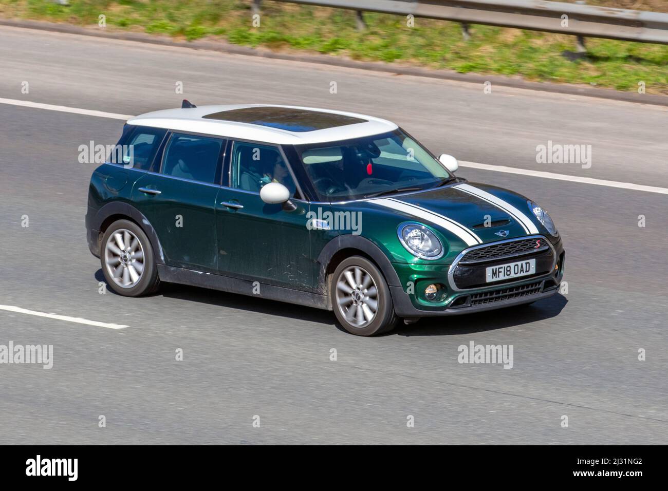 2018 Mini verde con strisce bianche Clubman Cooper S 1998 cc benzina 4 porte che guida sull'autostrada M61 del Regno Unito Foto Stock