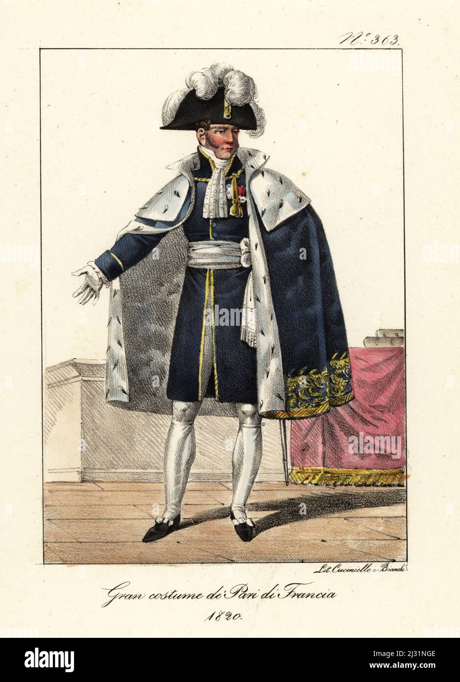 Membro della Camera dei coetanei di Francia in abiti cerimoniali pieni, restauro borbonico, 1820. In bicorne con pennacchi, mantello rivestito di ermine, cappotto blu, braghe, sash e spada di corte. Grand Costume des Pairs de France. Litografia a mano di Lorenzo Bianchi e Domenico Cuciniello dopo Ippolite Lecomte di Costumi civili e militanti della monarchia francese dal 1200 al 1820, Napoli, 1825. Edizione italiana dei costumi civili e militari della monarchia francese di Lecomte dal 1200 al 1820. Foto Stock