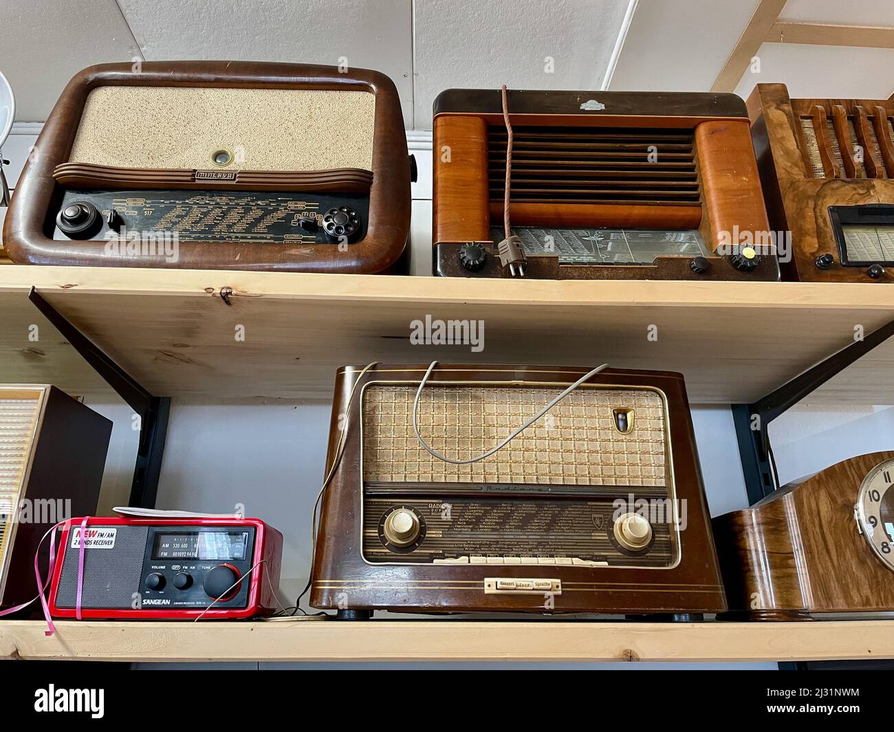 Vecchie radio d'epoca in un negozio d'antiquariato. Dornbirn, Austria,  1.04.2022. Foto di alta qualità Foto stock - Alamy