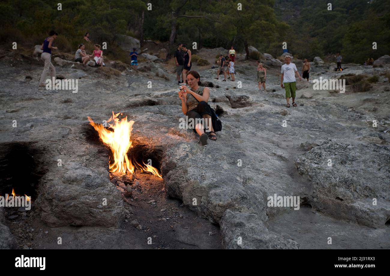 Chimera Fame, Monte Olympos, emissioni di metano che bruciano dal 4th secolo, Olympos National Park, Cirali, Lykia, Turchia, Mare Mediterraneo Foto Stock