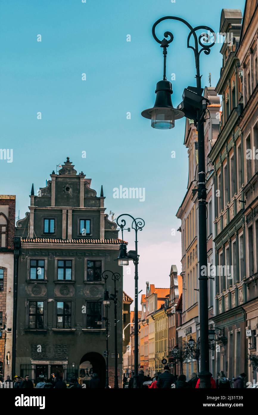 Vista sulla strada, edificio architettonico, stato durante la primavera a Poznań, Polonia Foto Stock