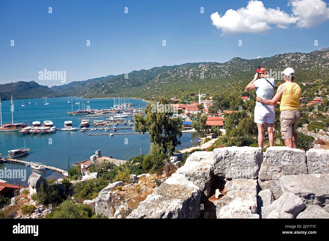 Coppia godere dal castello la vista su Kekova, città sunken, Kekova, antica Lykia, Turchia, Mare Mediterraneo Foto Stock