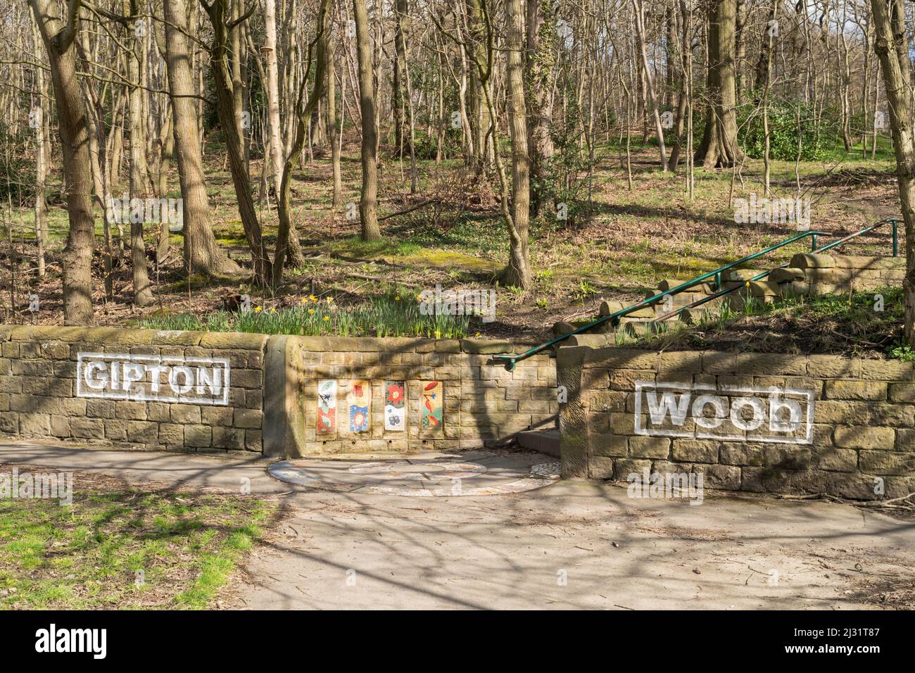 L'ingresso a Gipton Wood, un antico sito boschivo, a Roundhay, Leeds, Yorkshire, Inghilterra, REGNO UNITO Foto Stock