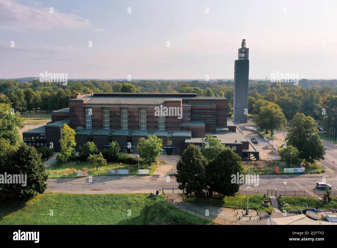 Stadthalle Magdeburg, costruita nel 1926 su progetto di Johannes Göderitz e Wilhelm Deffke, dietro la torre Albin Müller, Magdeburg, Sassonia-Anhalt, Germania Foto Stock