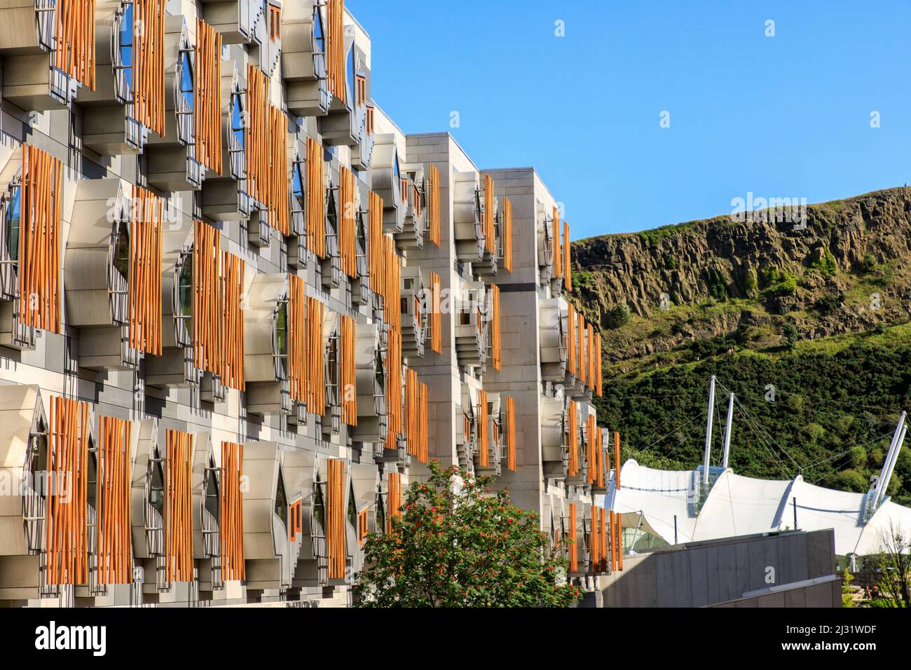 Facciata, uffici dei rappresentanti, Parlamento scozzese, Salisbury Crags, Edimburgo, Scozia, Regno Unito Foto Stock