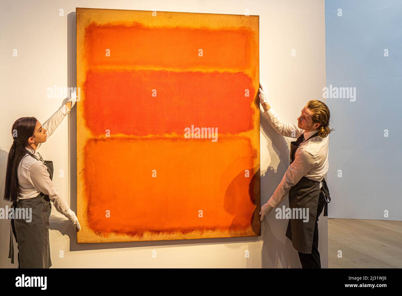 LONDRA, REGNO UNITO. 5 aprile 2022 . MARK ROTHKO Untitled (Shades of Red) olio su tela 1961 stima: $60.000.000-80.000.000. Tra le principali opere di Monet, Rothko e Degas della collezione Anne H. Bass di Christies a Londra. La vendita della collezione si svolgerà durante la settimana di Christie's Marquee del 20th e 21st secolo di vendita d'arte al Rockefeller Plaza a New York City nel mese di maggio. Credit: amer Ghazzal/Alamy Live News Foto Stock