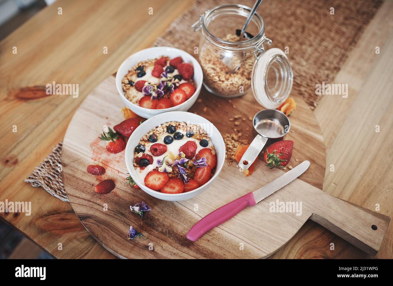 Il cibo vale la pena uscire dal letto. Shot di una sana colazione su un tavolo a casa. Foto Stock Il cibo vale la pena uscire dal letto. Shot di una sana colazione su un tavolo a casa. Foto Stock