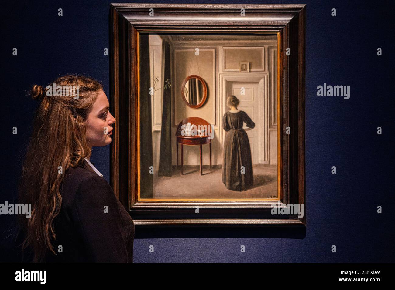 LONDRA, REGNO UNITO. 5 aprile 2022 . VILHELM HAMMERSHOI (1864-1916) un interno con un olio di specchio ovale su tela dipinta in 1901 stima: $1.500.000 - $2.500.000. Tra le principali opere di Monet, Rothko e Degas della collezione Anne H. Bass di Christies a Londra. La vendita della collezione si svolgerà durante la settimana di Christie's Marquee del 20th e 21st secolo di vendita d'arte al Rockefeller Plaza a New York City nel mese di maggio. Credit: amer Ghazzal/Alamy Live News Foto Stock