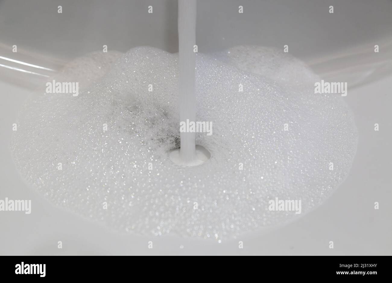 Particolare di acqua con schiuma per la pulizia e l'igiene Foto Stock