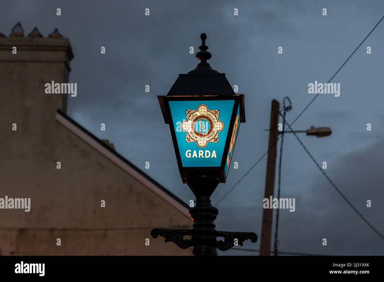 Ballycotton, Cork, Irlanda. 05th aprile 2022. Un lampione illuminato fuori da una stazione di Garda nel pittoresco villaggio di pescatori di Ballycotton, Co. Cork, Irlanda. - Credit; David Creedon / Alamy Live News Foto Stock