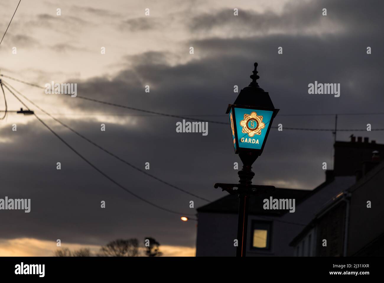 Ballycotton, Cork, Irlanda. 05th aprile 2022. Un lampione illuminato fuori da una stazione di Garda nel pittoresco villaggio di pescatori di Ballycotton, Co. Cork, Irlanda. - Credit; David Creedon / Alamy Live News Foto Stock