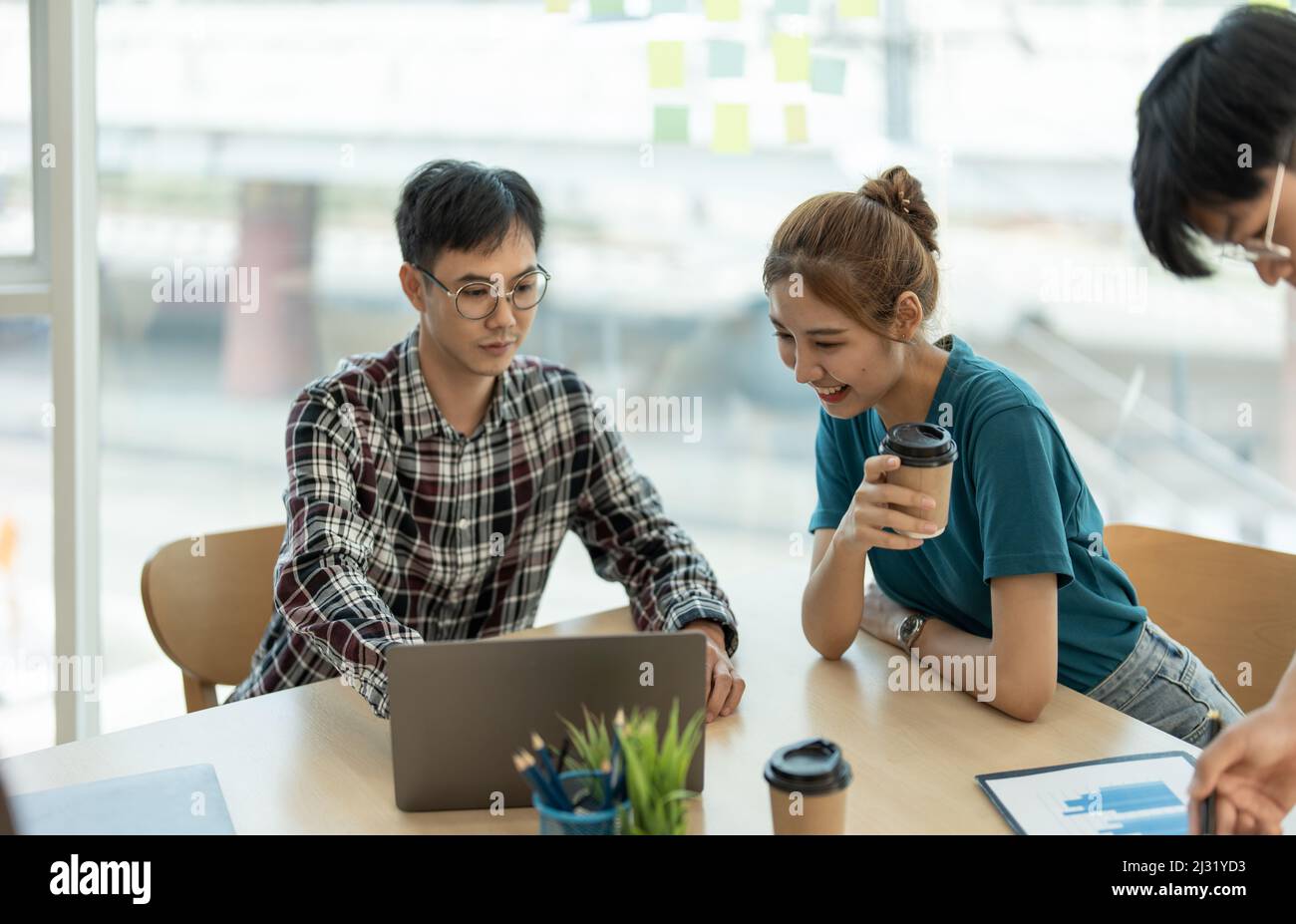 Giovane donna asiatica leader del team creativo aziendale nel progetto di progettazione di software per applicazioni mobili. Brainstorm riunione, lavoro insieme, tecnologia del Internet Foto Stock