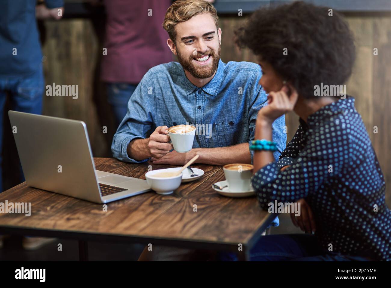 Recuperare il caffè. Shot di due persone seduti in un caffè, bere caffè. Foto Stock