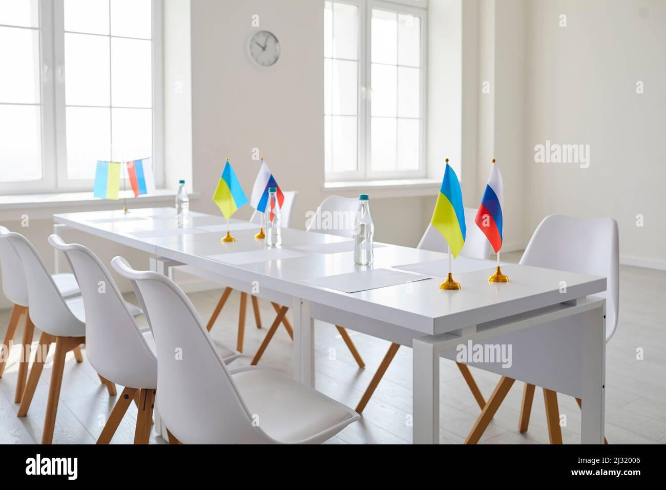 Luminosa sala riunioni vuota per colloqui tra rappresentanti dell'Ucraina e della Russia. Foto Stock