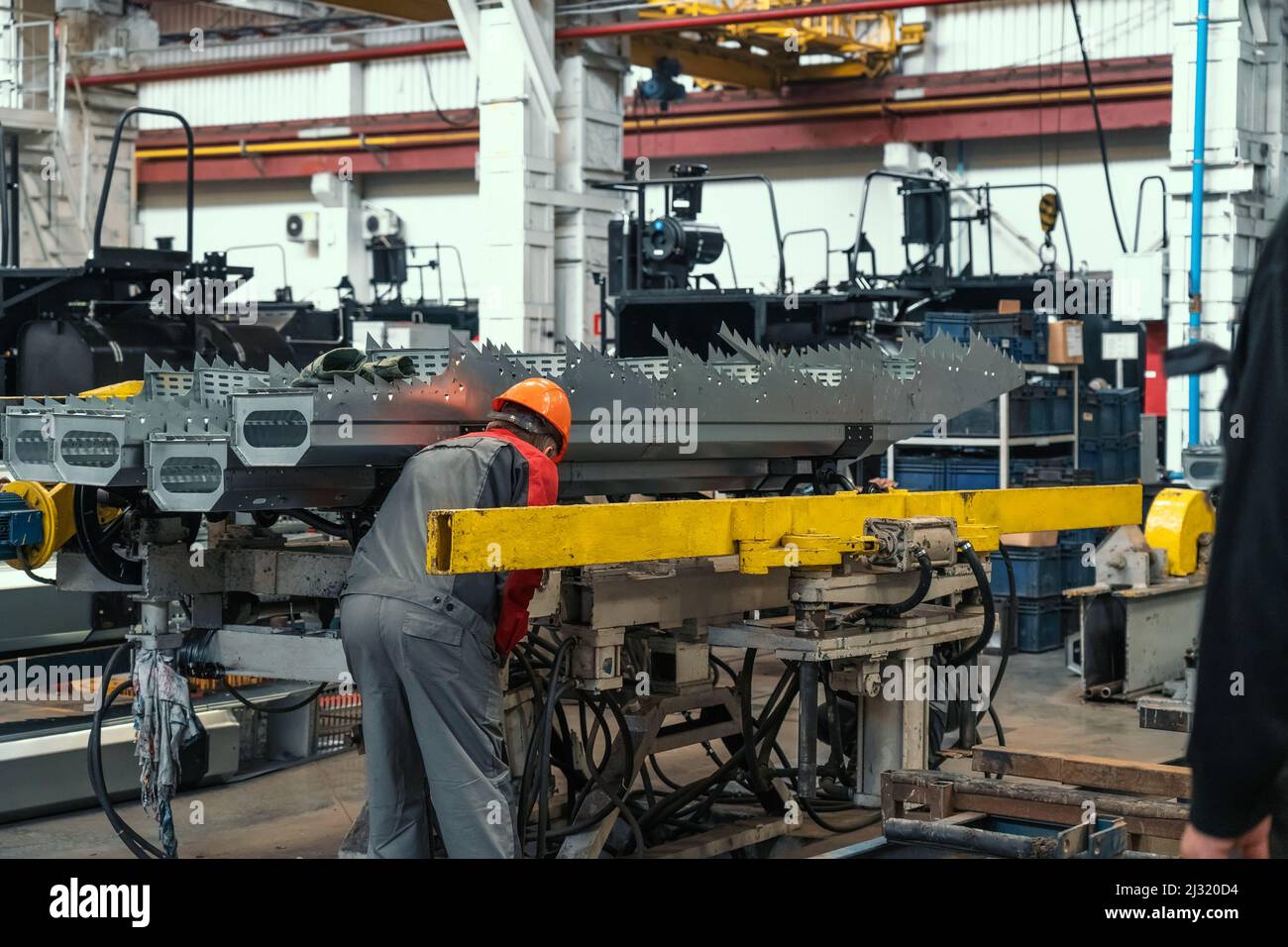 Trattore agricolo o mietitrebbia in fabbrica di macchine industriali in fase di assemblaggio. Foto Stock