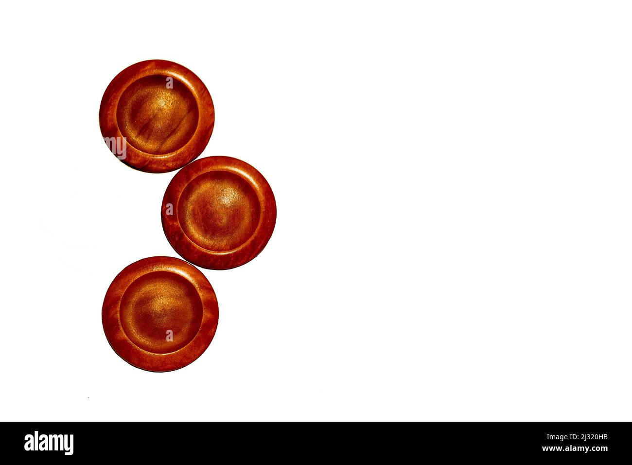 Tre cerchi isolati di legno di rame rosso. Elementi di arte e decorazione Foto Stock