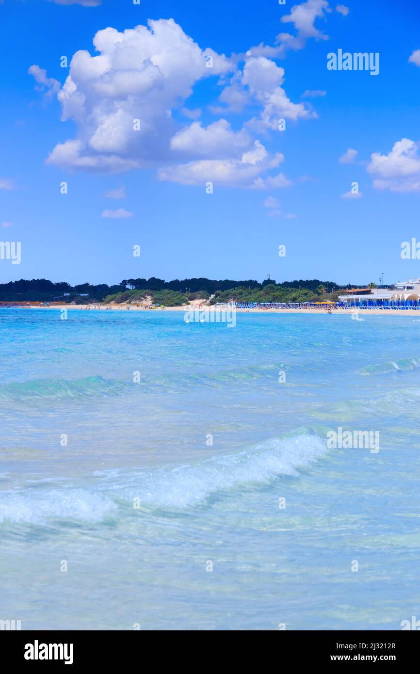Le più belle spiagge sabbiose della Puglia: La spiaggia di Porto Cesareo in Salento è un'area marina protetta. Foto Stock