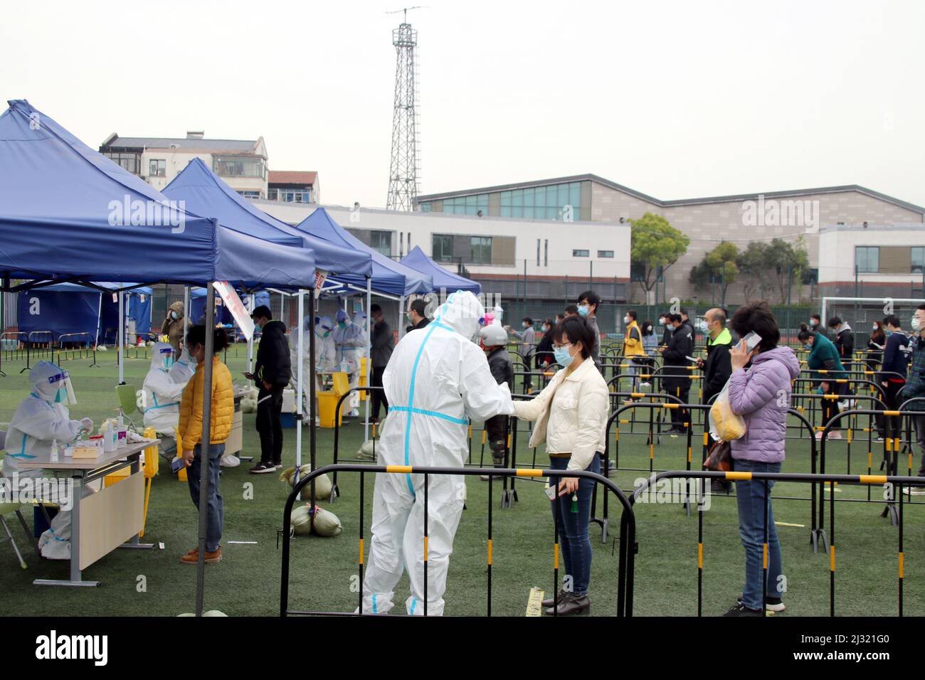 SUZHOU, CINA - 5 APRILE 2022 - i cittadini sono in coda per i test sugli acidi nucleici a Suzhou, nella provincia di Jiangsu, nella Cina orientale, il 5 aprile 2022. Foto Stock