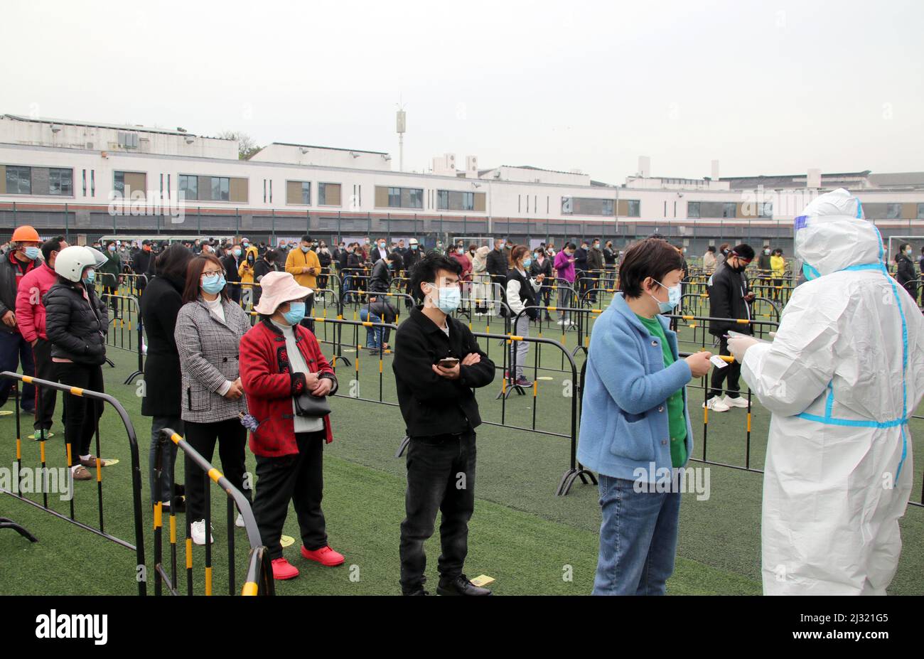 SUZHOU, CINA - 5 APRILE 2022 - i cittadini sono in coda per i test sugli acidi nucleici a Suzhou, nella provincia di Jiangsu, nella Cina orientale, il 5 aprile 2022. Foto Stock
