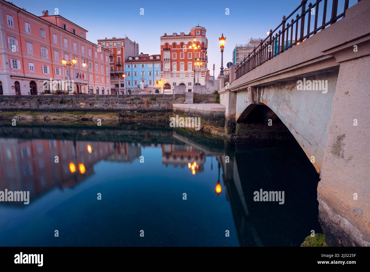 Trieste, Italia. Immagine del paesaggio urbano del centro di Trieste all'alba. Foto Stock