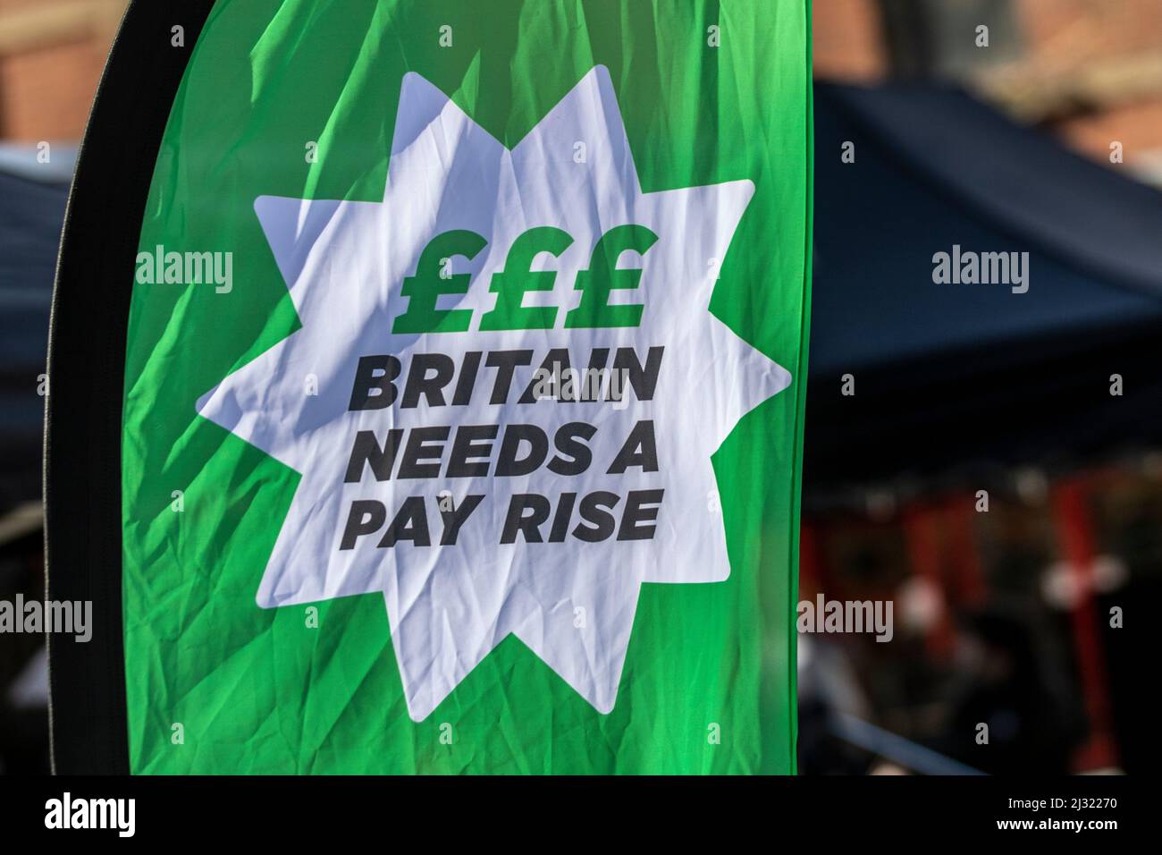 Green White Feather Banner "la Gran Bretagna ha bisogno di un aumento salariale" a Preston, Regno Unito Foto Stock