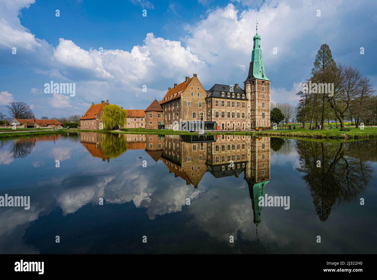 Raesfeld ha ormeggiato il castello nel distretto di Borken in un pomeriggio di primavera, Münsterland; Renania settentrionale-Vestfalia, Germania Foto Stock