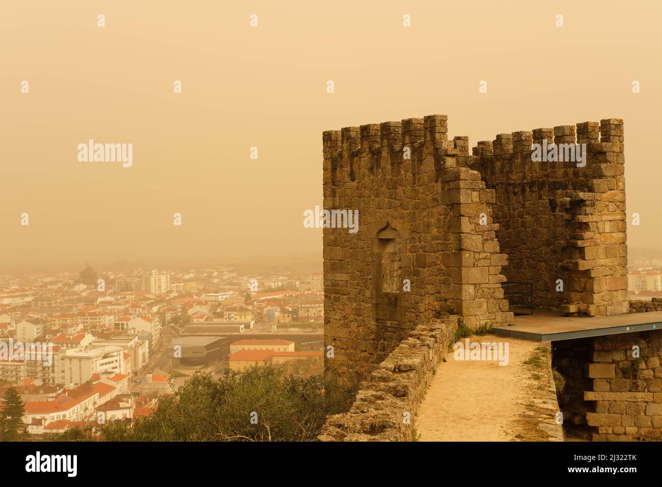 Castelo Branco, Portogallo - Marzo 15 2022: La polvere sahariana conosciuta come Clay Rain, coperte la città di Castleo Branco in Portogallo Foto Stock