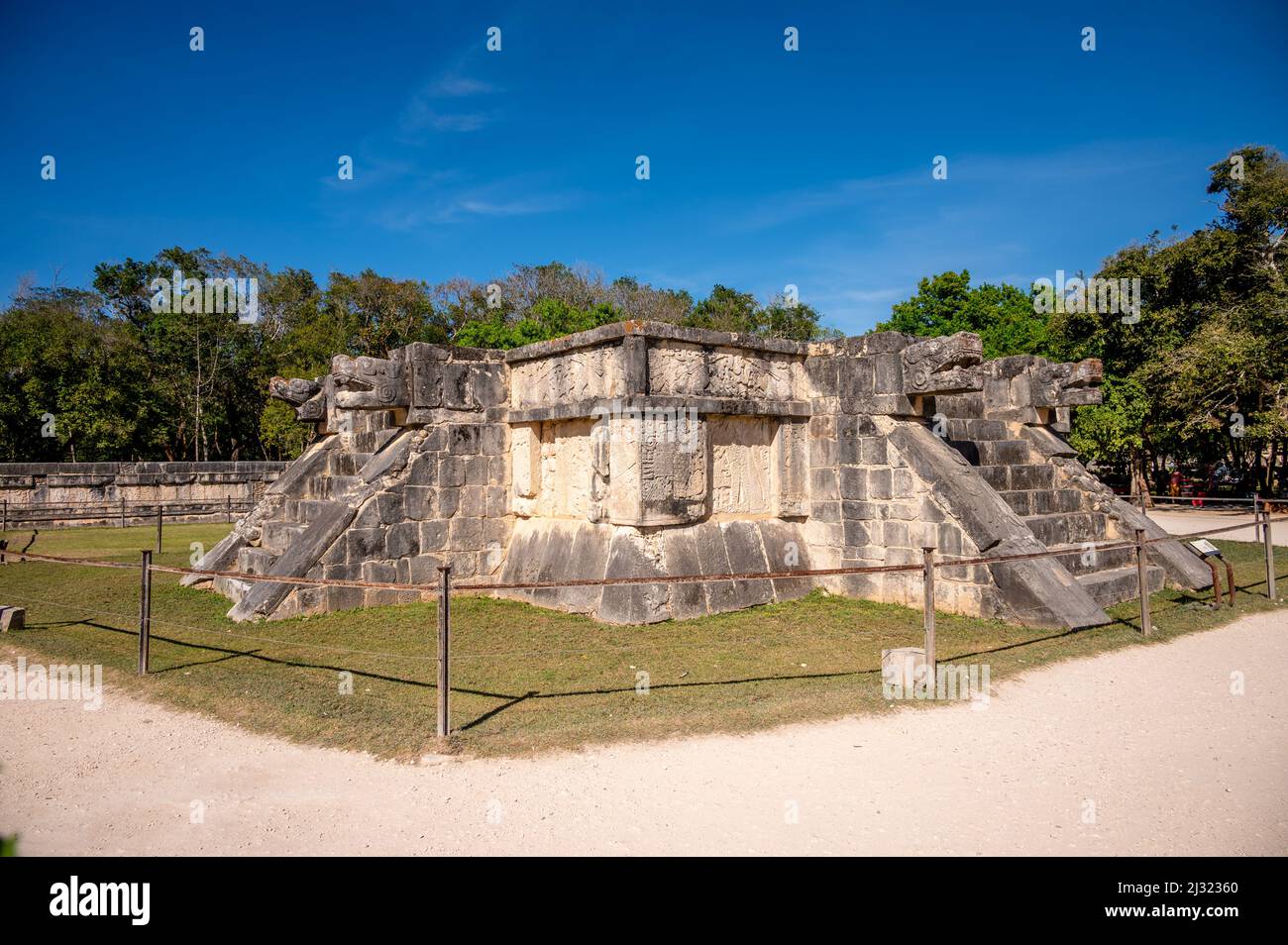 Pista, Messico - 25 marzo 2022: Vista della piattaforma di aquile e Jaguar a Chichen Itza. Foto Stock