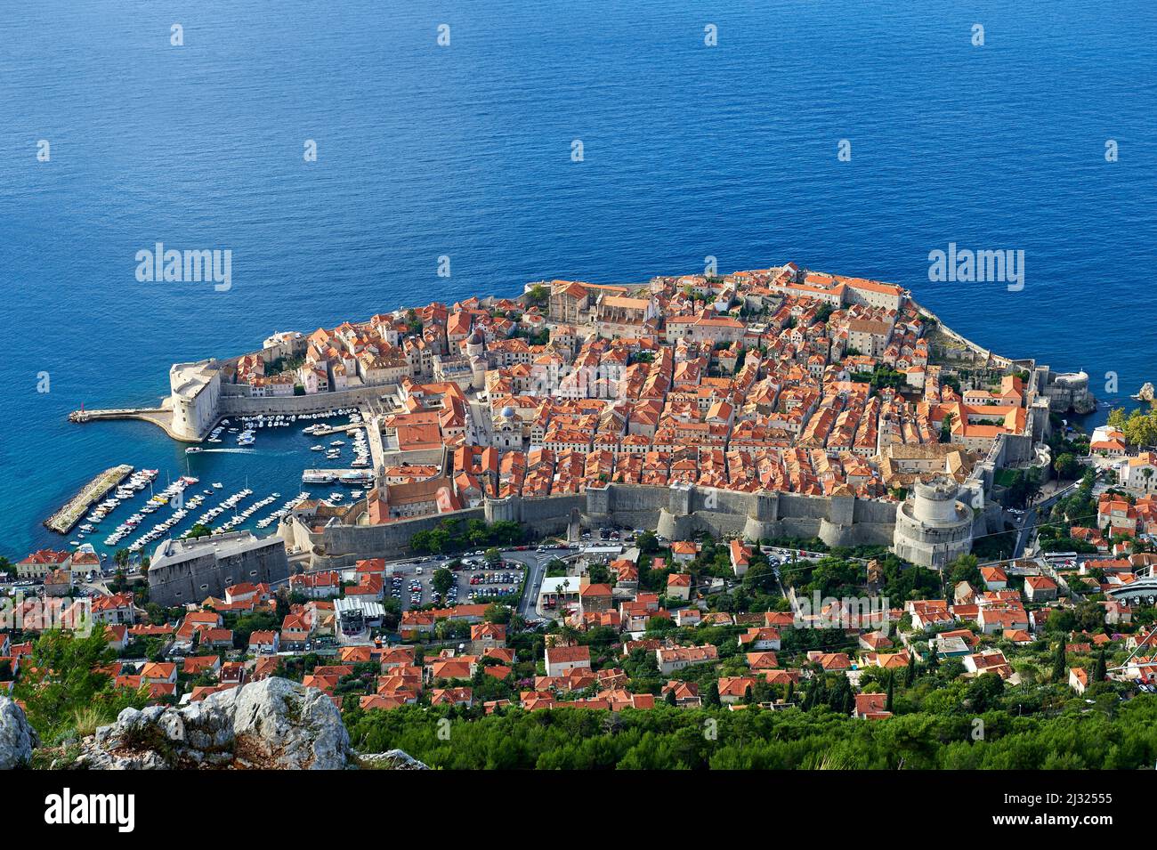 Vista dalla Grande Croce di pietra sulla cima di una montagna nella città vecchia di Dubrovnik, Croazia, Europa Foto Stock