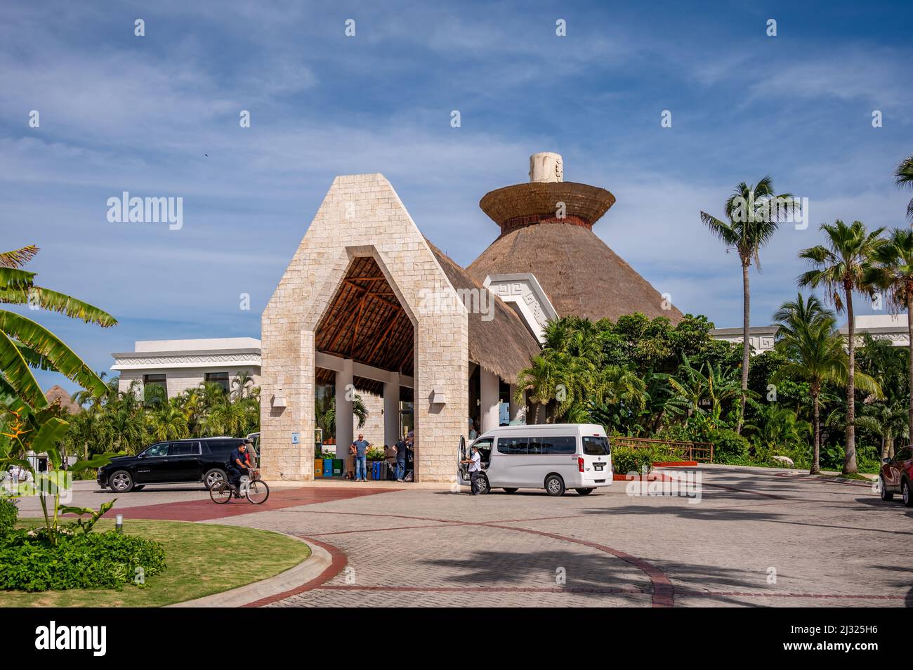 Tulum, Messico - 26 marzo 2022: Vista degli edifici della lobby al Bahia Principe Grand Tulum nella Riviera Maya. Foto Stock