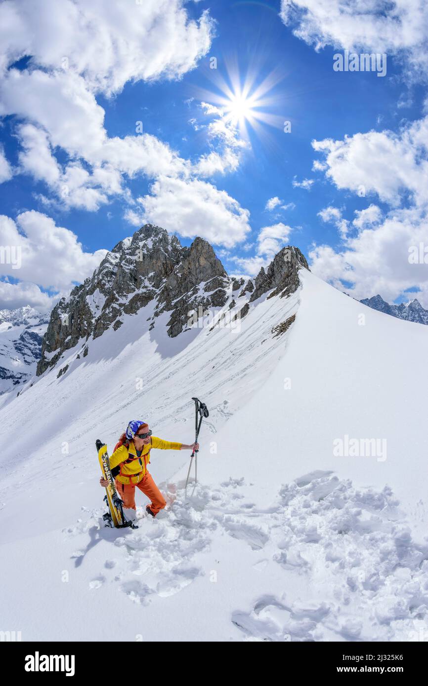 La donna in ski tour sale fino a Gamsjoch, Gamsjoch, Karwendel, Parco Naturale Karwendel, Tirolo, Austria Foto Stock