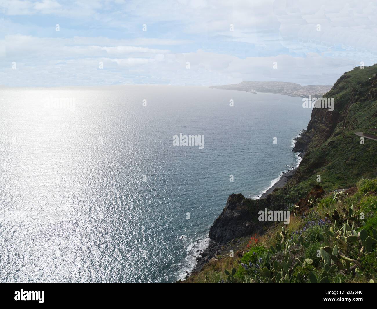 Ponta do Garajau punto panoramico che offre una magnifica vista lungo l'Oceano Atlantico Madeira Portogallo posizione UE della funivia per la spiaggia di Garajau Foto Stock