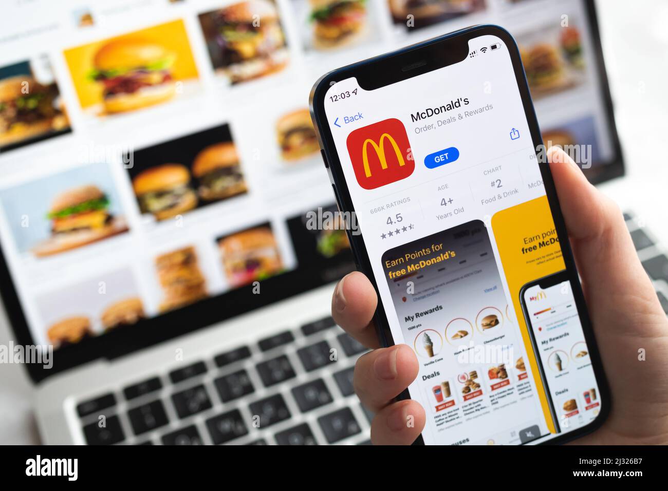 Poltava, Ucraina - 5 Aprile 2022: Icona dell'app McDonalds. Mano con telefono cellulare con applicazione. Fast food Foto Stock