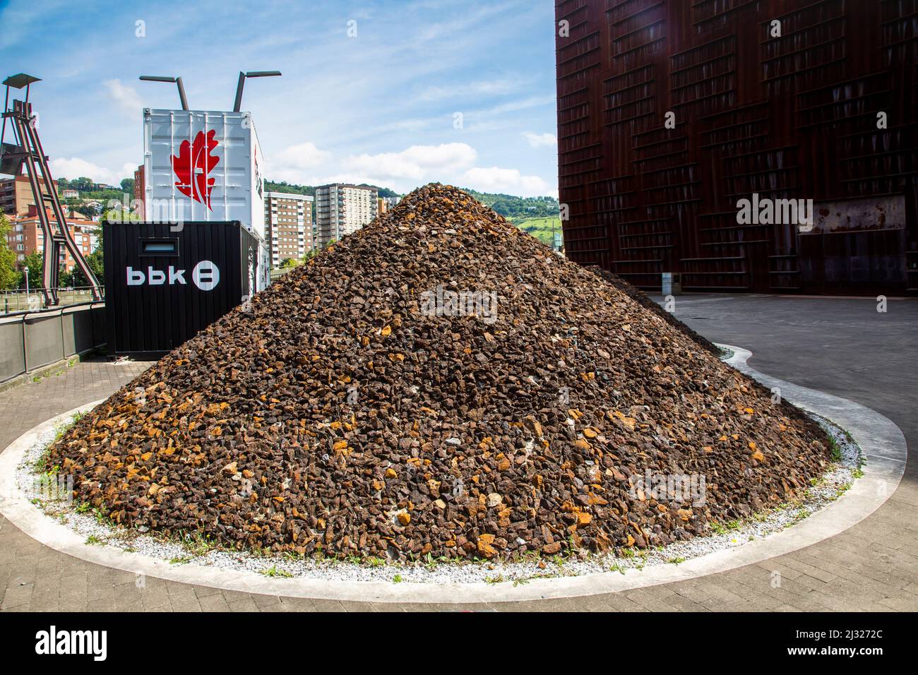 Spagna, i tumuli intorno alla città di Bilba hanno portato la crescita economica ibecause dell'estrazione del ferro. Un mucchio di minerale di ferro come monumento, proprio accanto a. Foto Stock