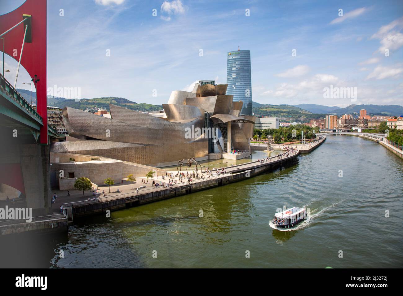 Spagna, Panoramica del museo Guggenheim di Bilbao. Foto Stock