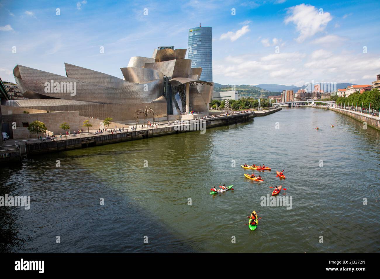 Spagna, Panoramica del museo Guggenheim di Bilbao. Foto Stock