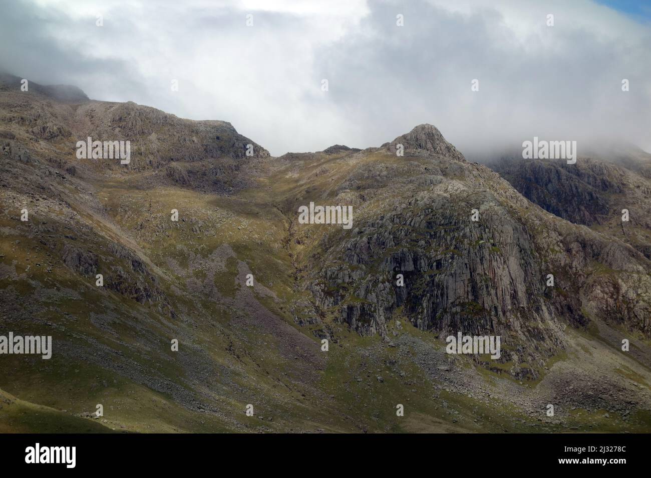 La cima delle Montagne Rocciose di 'Pen' sulla catena montuosa 'Scafell Pike' dalla Valle di Eskdale, Lake District National Park, Cumbria, Inghilterra, Regno Unito. Foto Stock