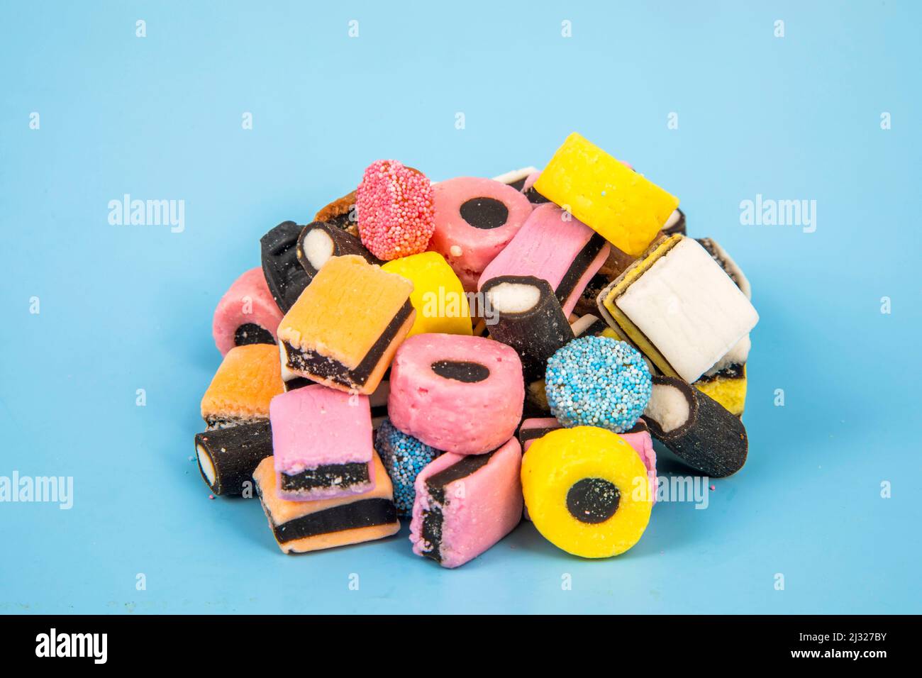 Le specie di liquirizia sono dolciumi assortiti venduti come miscela. Fatto di liquirizia, zucchero, cocco, gelatina di anice, aromi di frutta, e ge Foto Stock